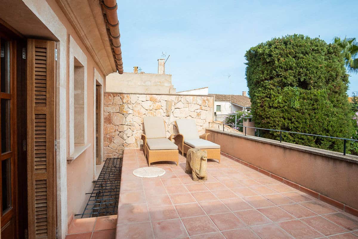 CHARMING TOWNHOUSE WITH LARGE GARDEN, SWIMMING POOL AND 2 GUEST HOUSES