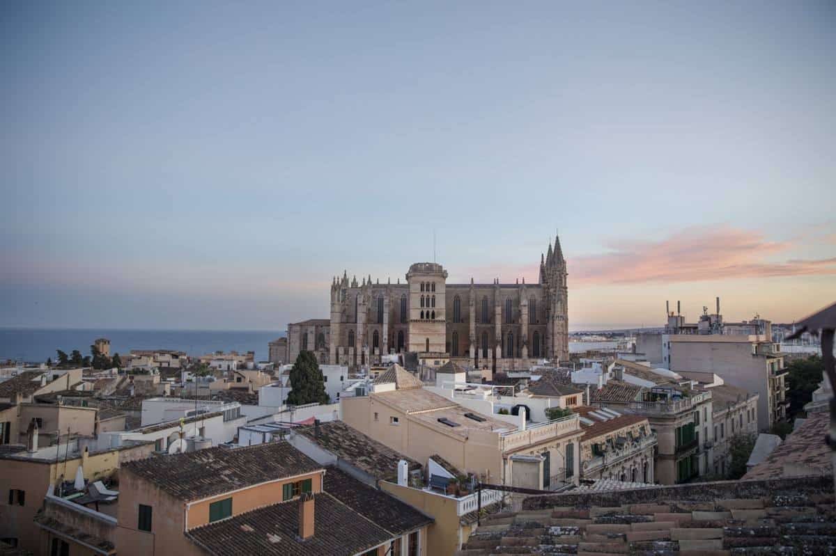 REFORMED PALACE IN THE OLDTOWN OF PALMA WITH THREE INDIVIDUAL FLATS AND INCREDIBLE VIEWS