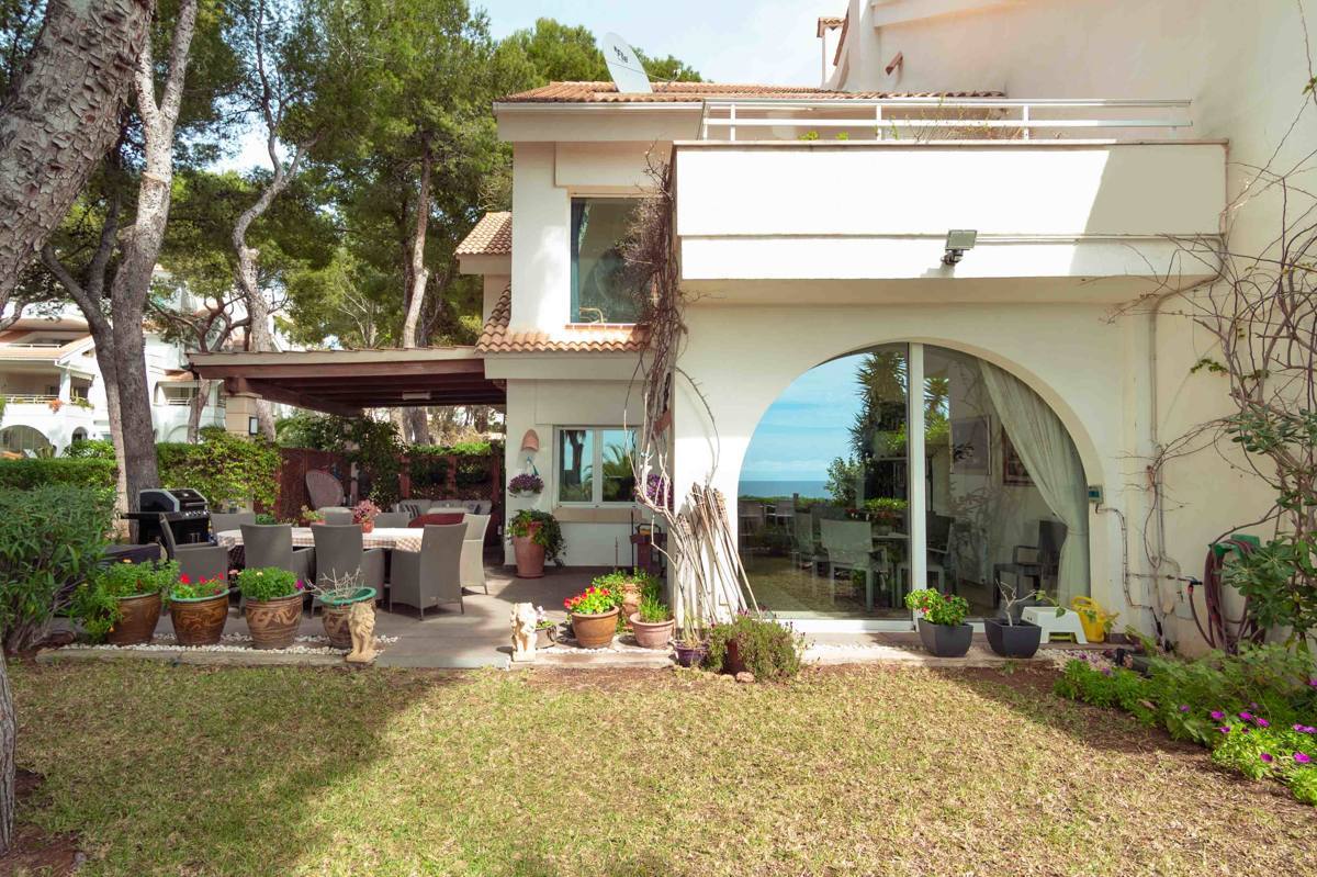 Wunderschönes Haus in erster Meereslinie, 200qm privatem Garten  und Pool in Santa Ponsa