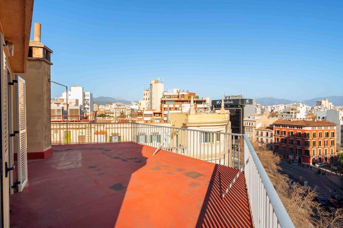 Incredible investment opportunity! 3 apartments with terrace in the heart of Palma