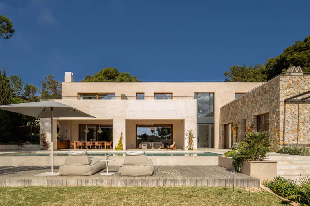 MODERN AND SPACIUS VILLA IS LOCATED IN A QUIET RESIDENTIAL AREA IN SANTA PONÇA
