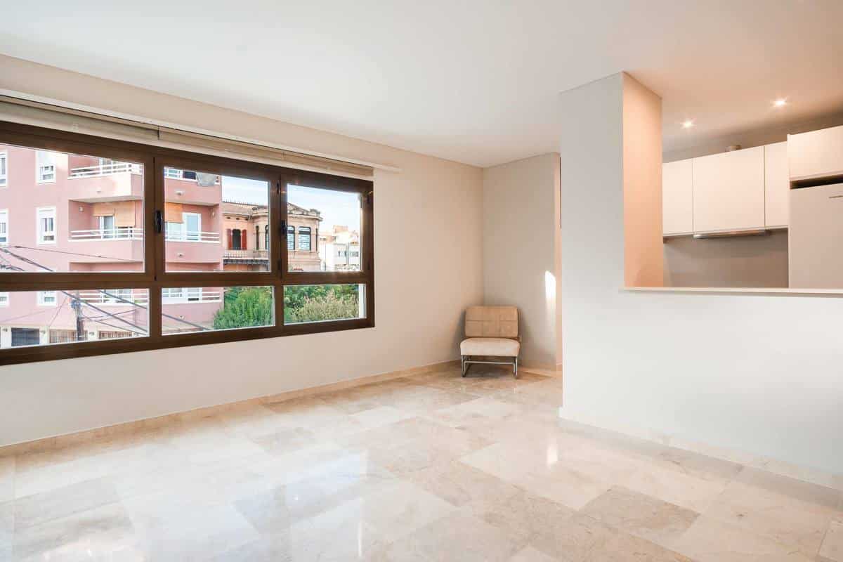 Big bright apartment with 4 bedrooms and 3 terraces in the newly renovated complex in Gomila