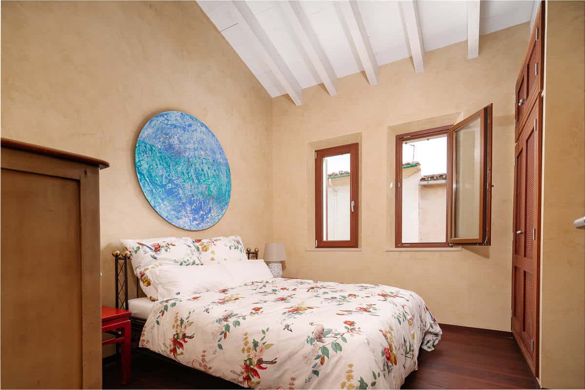 CHARMING TOWNHOUSE WITH LARGE GARDEN, SWIMMING POOL AND 2 GUEST HOUSES