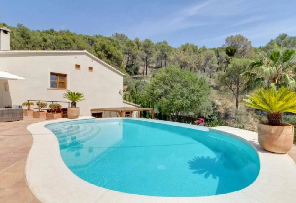 Bonita finca reformada con piscina y jardines en venta en Calvià