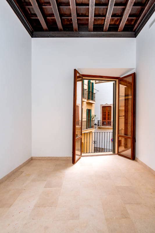AMAZING TRIPLEX IN STATELY HOME LOCATED IN CALATRAVA WITH PRIVATE GARAGE