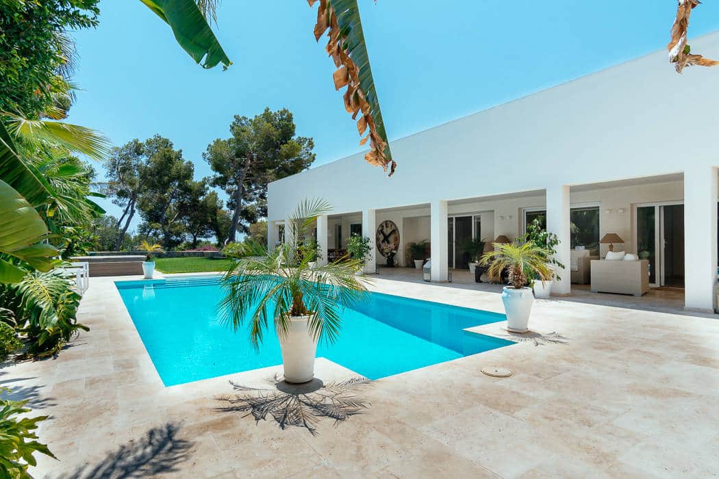 LUXURY VILLA IN BENDINAT WITHIN WALKING DISTANCE TO THE BEACH WITH POOL AND SEA VIEWS
