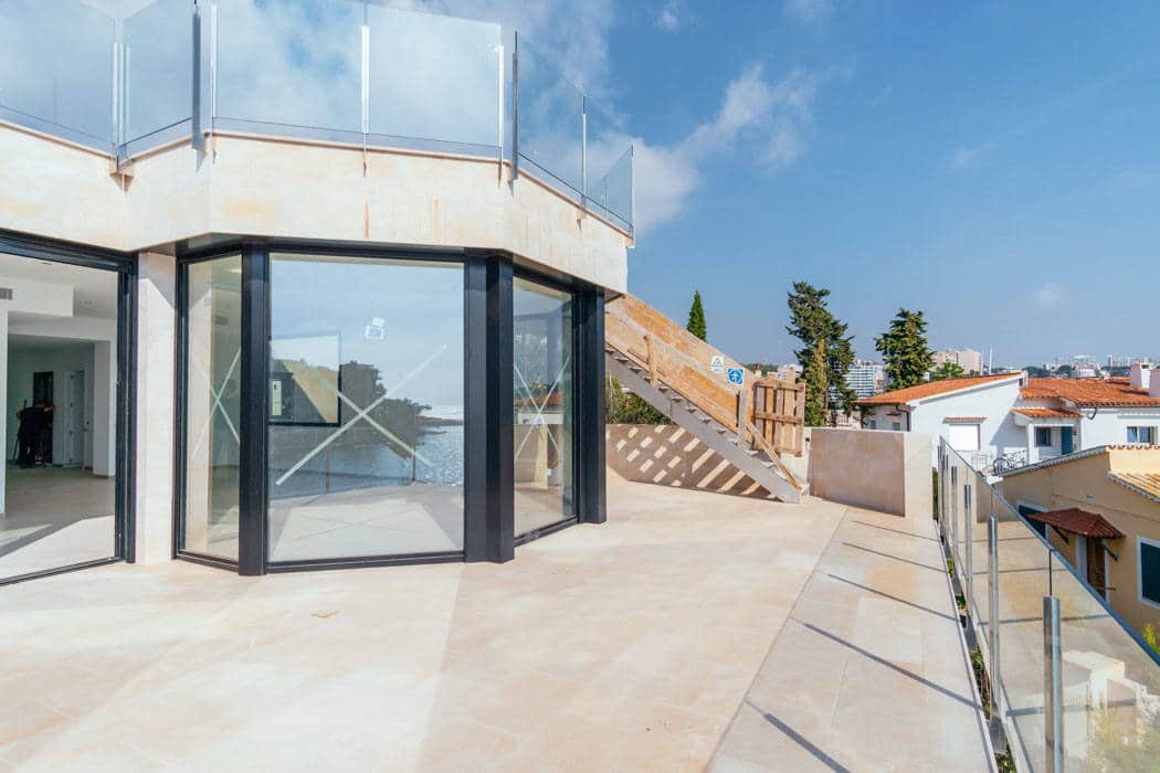 LUXURY FRONT LINE VILLA WITH DIRECT ACCESS TO THE SEA