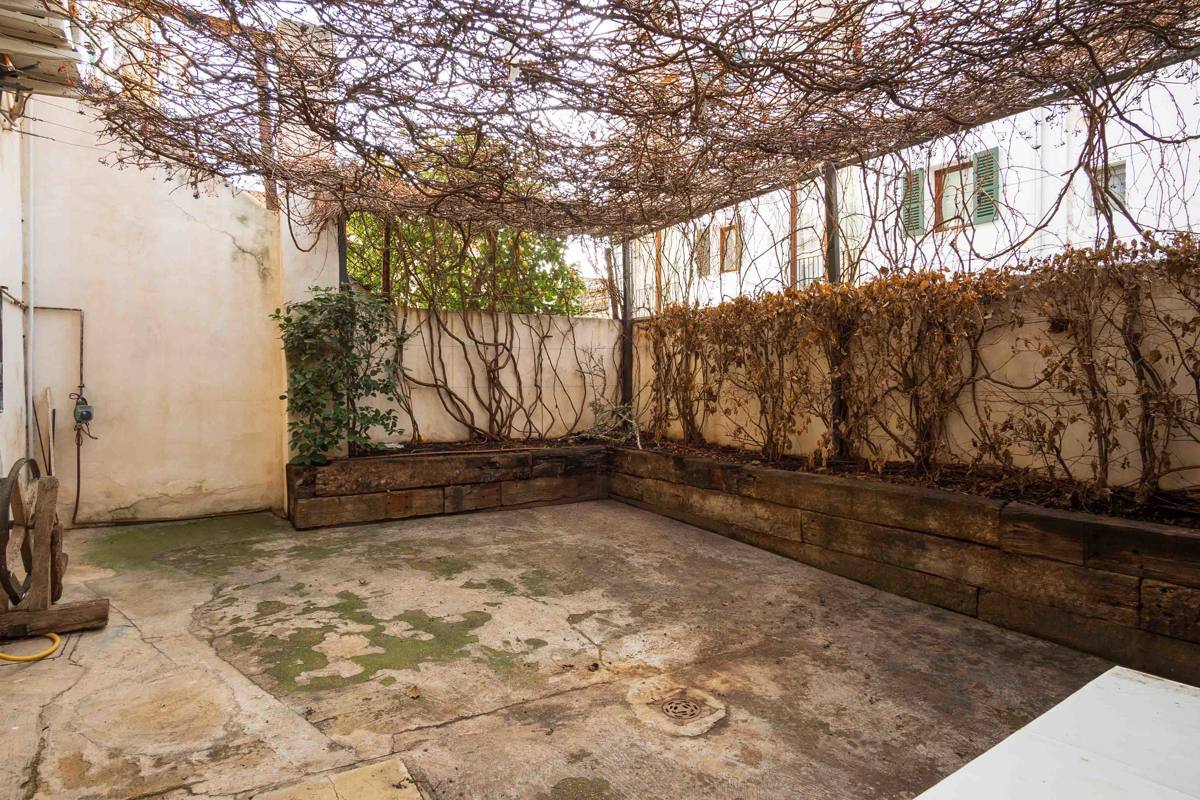 Groundfloor apartment / comercial premise in Santa Catalina  Prime Location with 30sqm courtyard