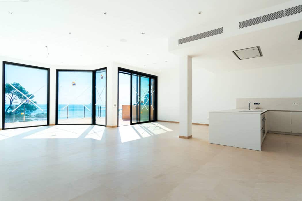 LUXURY FRONT LINE VILLA WITH DIRECT ACCESS TO THE SEA