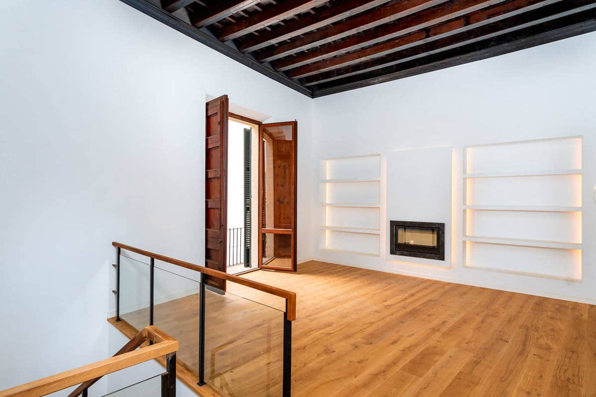 AMAZING TRIPLEX IN STATELY HOME LOCATED IN CALATRAVA WITH PRIVATE GARAGE
