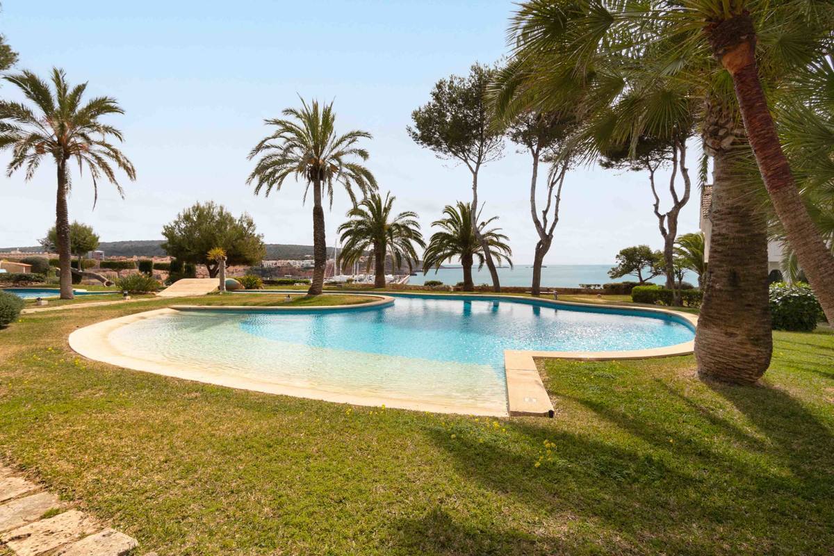 Magnífica casa en primera linea al mar , jardín privado de 200 metros. y piscina en Santa Ponsa