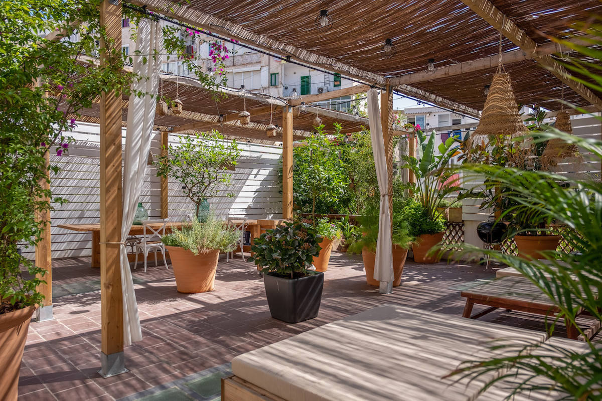 PRIVATE BUILDING IN PALMA IN THE NEIGHBORHOOD OF PERE GARAU OF 540M2 WITH LARGE TERRACE AND GARDEN