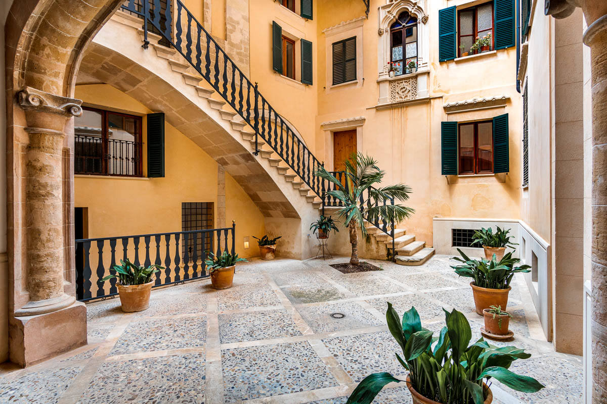 ROMANTIC APARTMENT IN THE OLD TOWN WITH PATIO