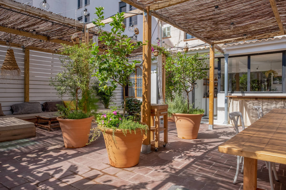 PRIVATE BUILDING IN PALMA IN THE NEIGHBORHOOD OF PERE GARAU OF 540M2 WITH LARGE TERRACE AND GARDEN