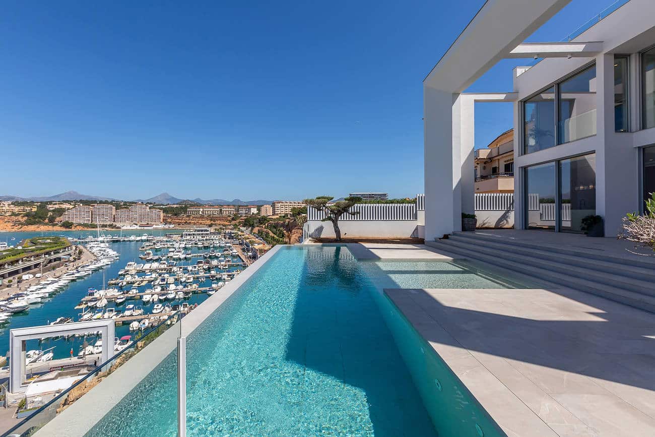 Atemberaubende Villa mit atemberaubendem Blick auf den Yachthafen von Port Adriano