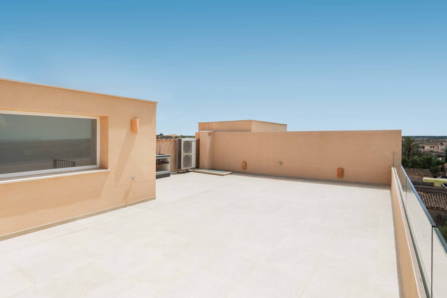 Lujoso adosado de nueva construcción de 4 dormitorios con piscina y jardín en Ses Salines