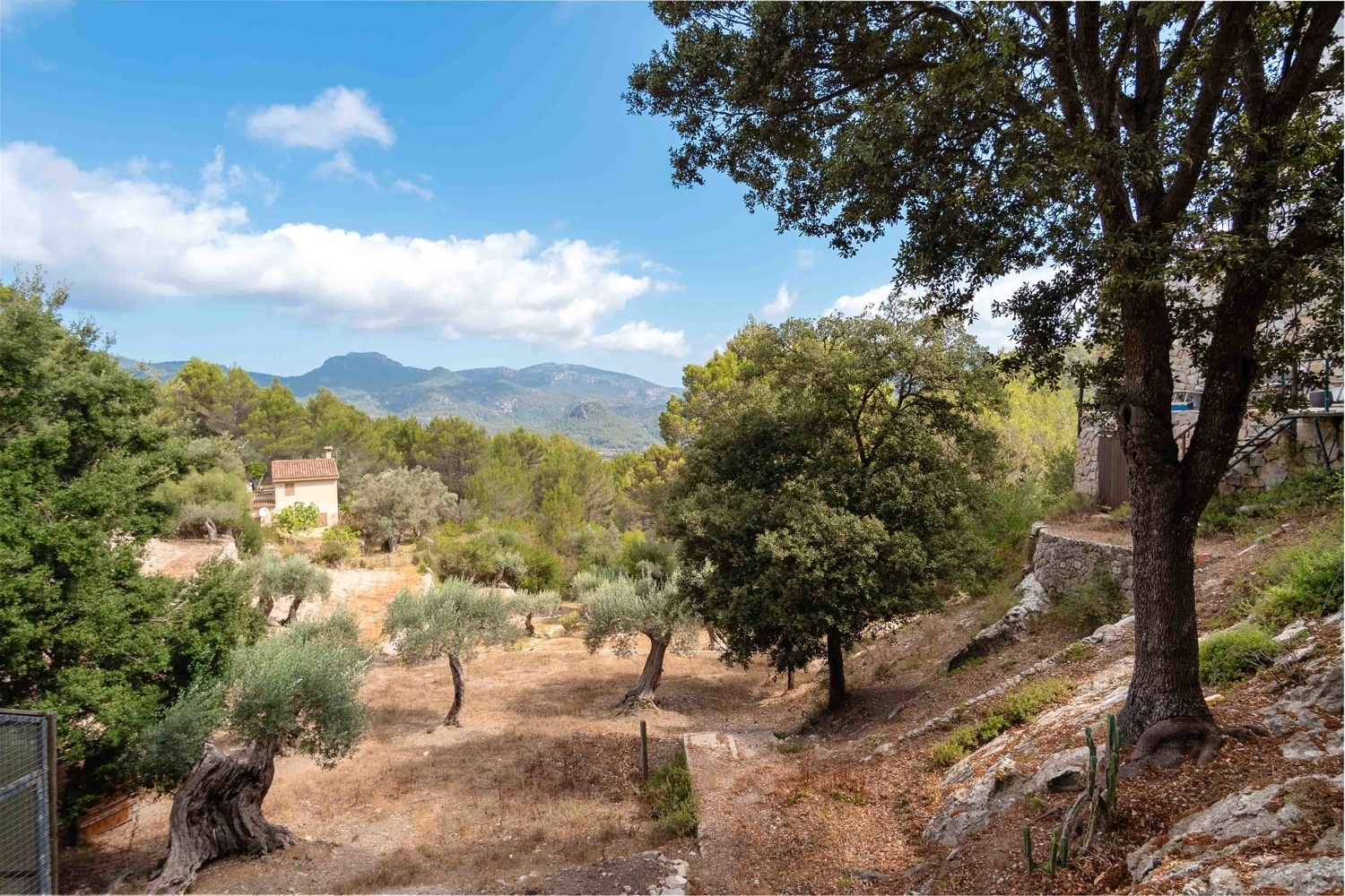 CHARMING house with large plot, terrace and PANORAMIC MOUNTAIN VIEWS