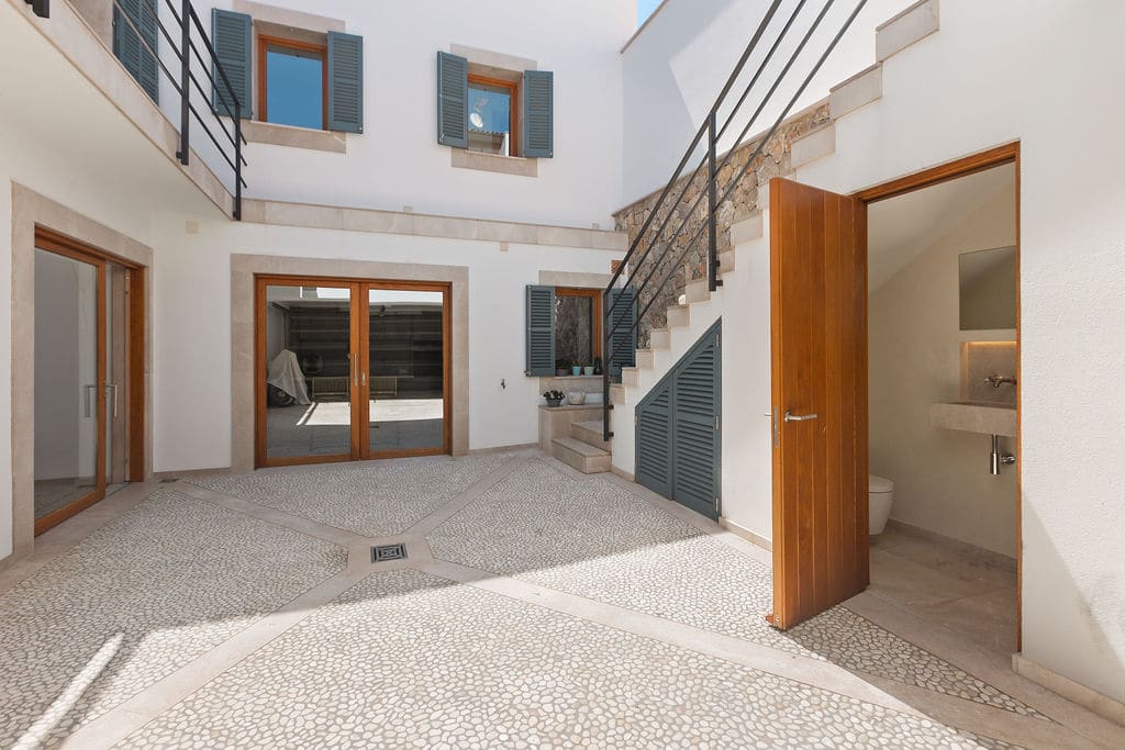 CHARMING BOUTIQUE TOWNHOUSE WITH HUGE COURTYARD AND PARKING SPACES IN THE HEART OF ANDRATX TOWN