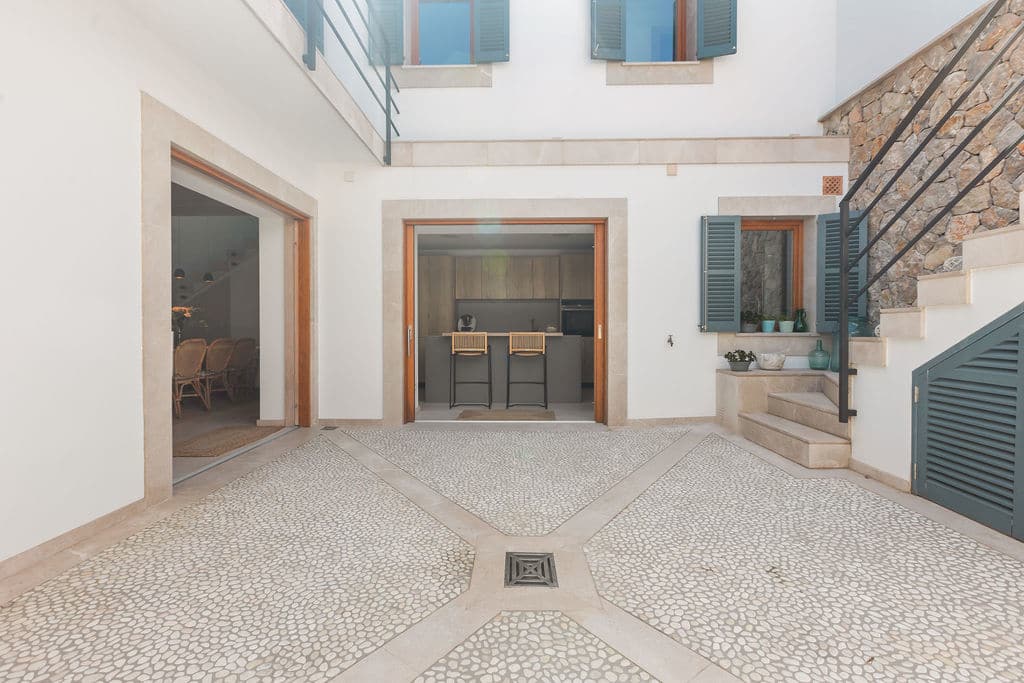 CHARMING BOUTIQUE TOWNHOUSE WITH HUGE COURTYARD AND PARKING SPACES IN THE HEART OF ANDRATX TOWN