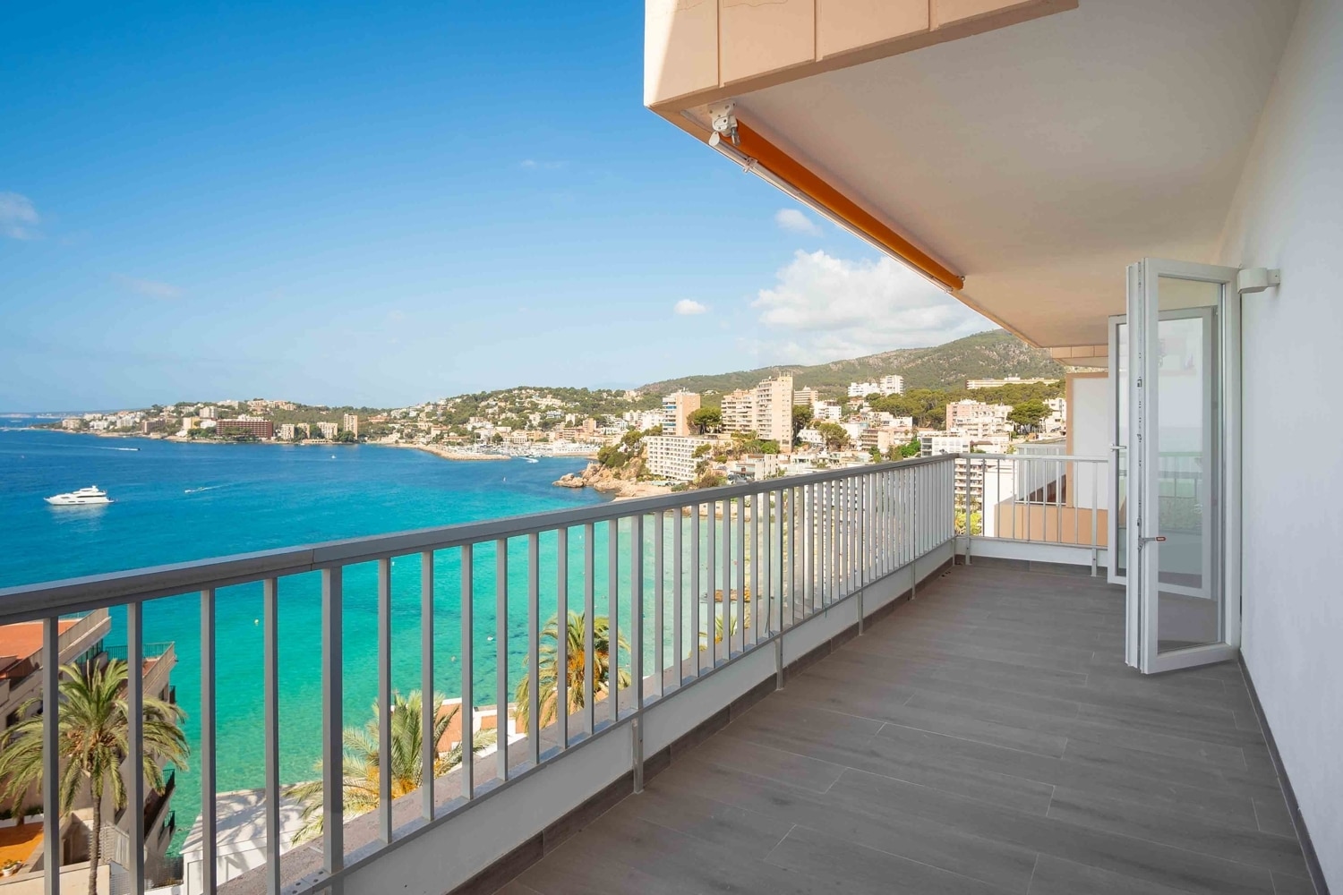Stunning sea view Apartment with 4 Bedrooms in Cala Mayor