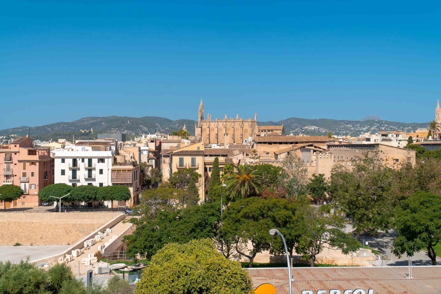 ¡OPORTUNIDAD! Amplio ático frente al Parc de la Mar con vistas al mar en Palma de Mallorca