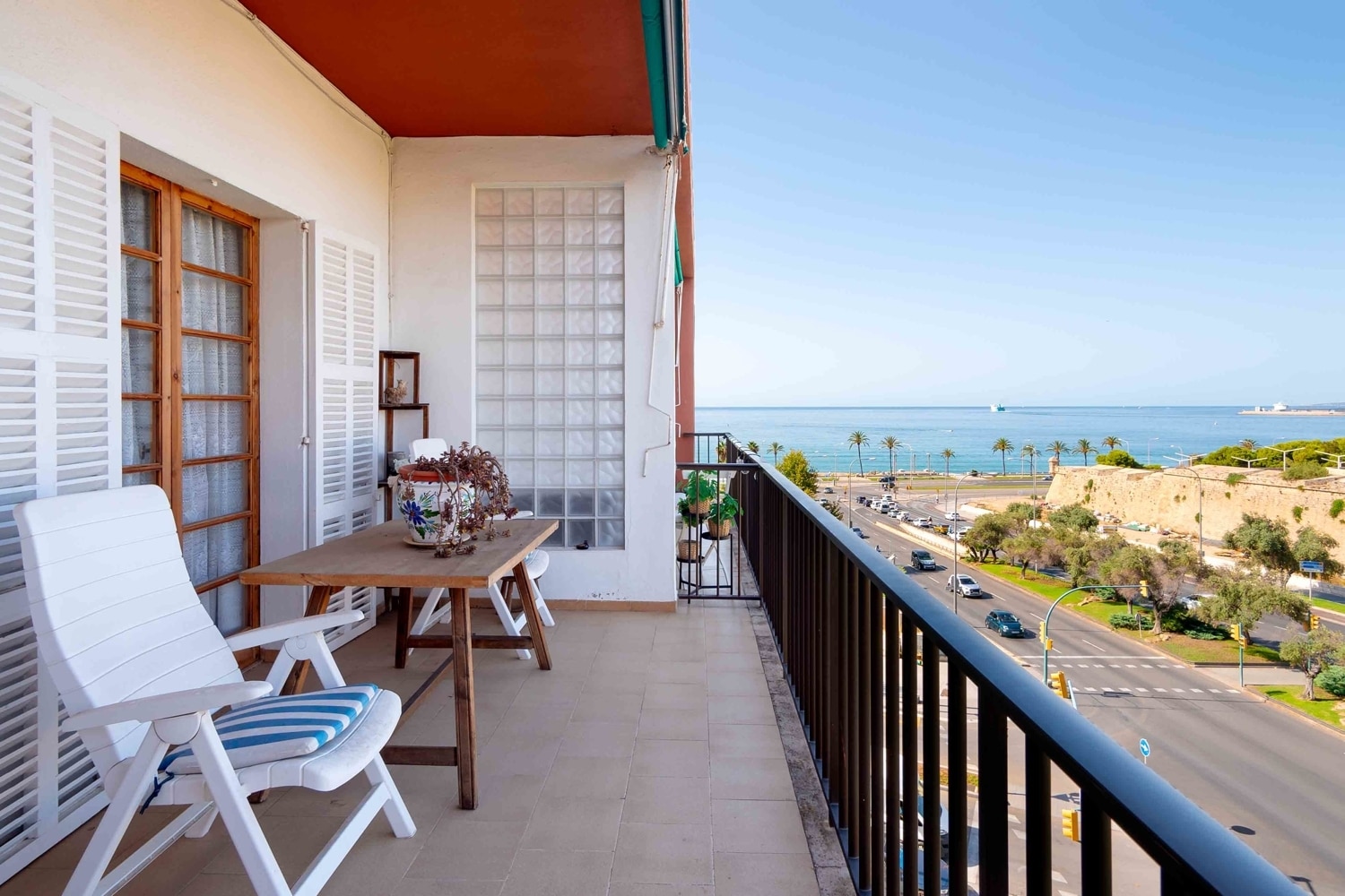 OPPORTUNITY! Spacious penthouse in front of Parc de la Mar with sea views in Palma de Mallorca
