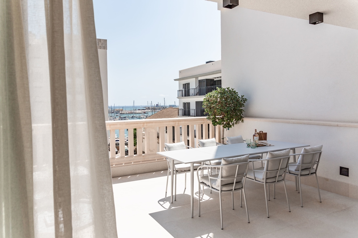 PRIVATE TOWNHOUSE IN CENTRAL PALMA WITH ROOFTOP POOL AND SEA VIEWS