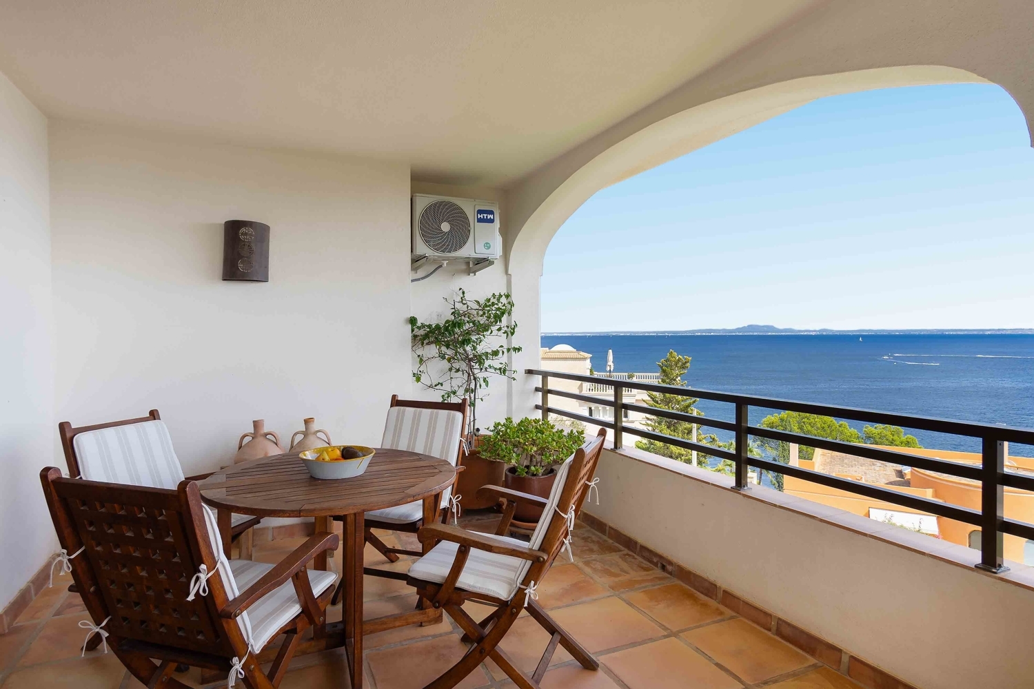 Charming penthouse with sea views and community pool in Cala Vinyes