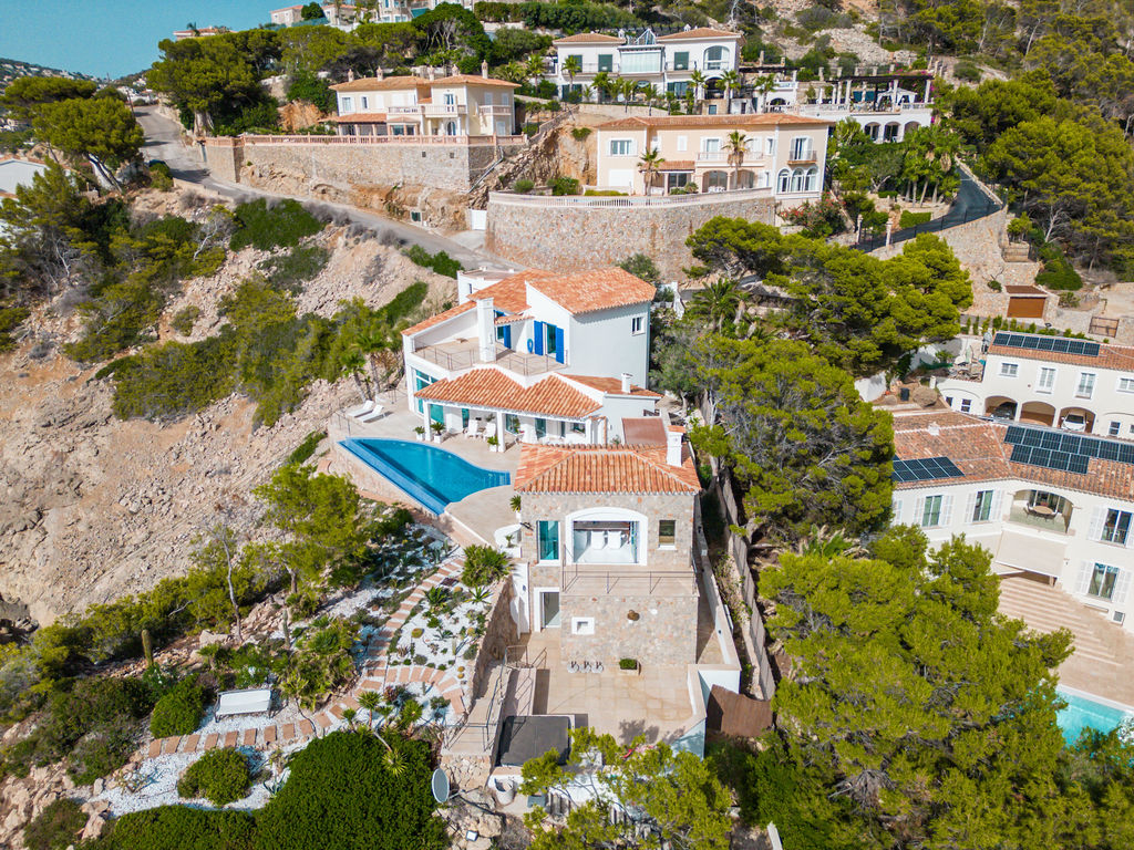 Elegant Villa with pool and amazing sea views