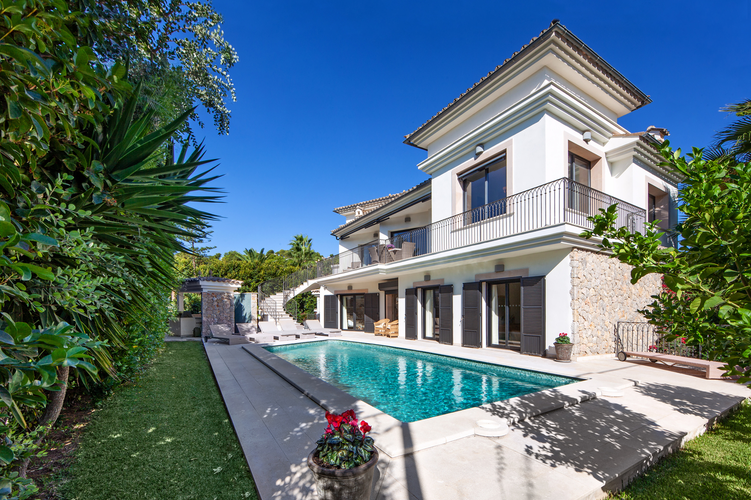 Glamourous VILLA with saltwater POOL and BBQ area within walking distance to the PORT