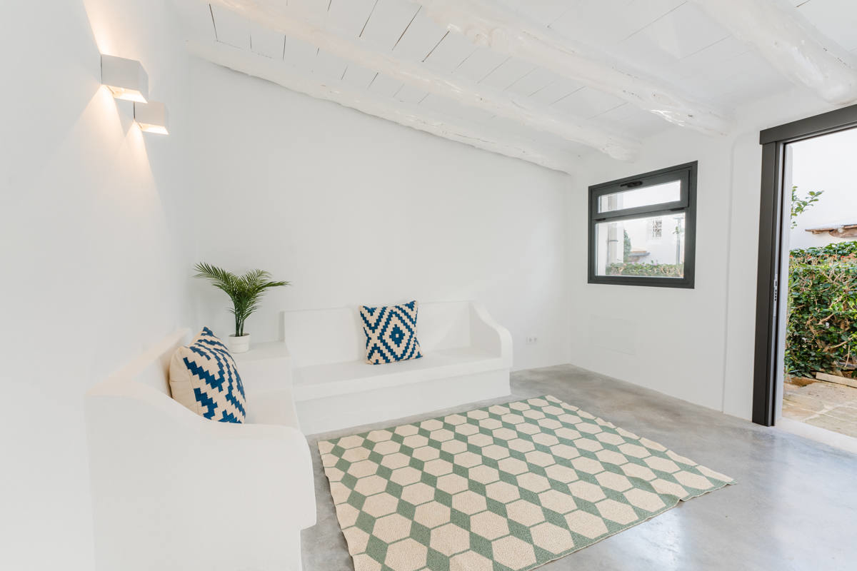 Casa de estilo ibicenco recientemente reformada con piscina en Sol de Mallorca