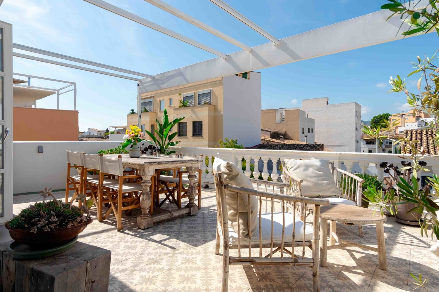 PENTHOUSE WITH LARGE ROOFTOP TERRACE IN THE HEART OF SANTA CATALINA