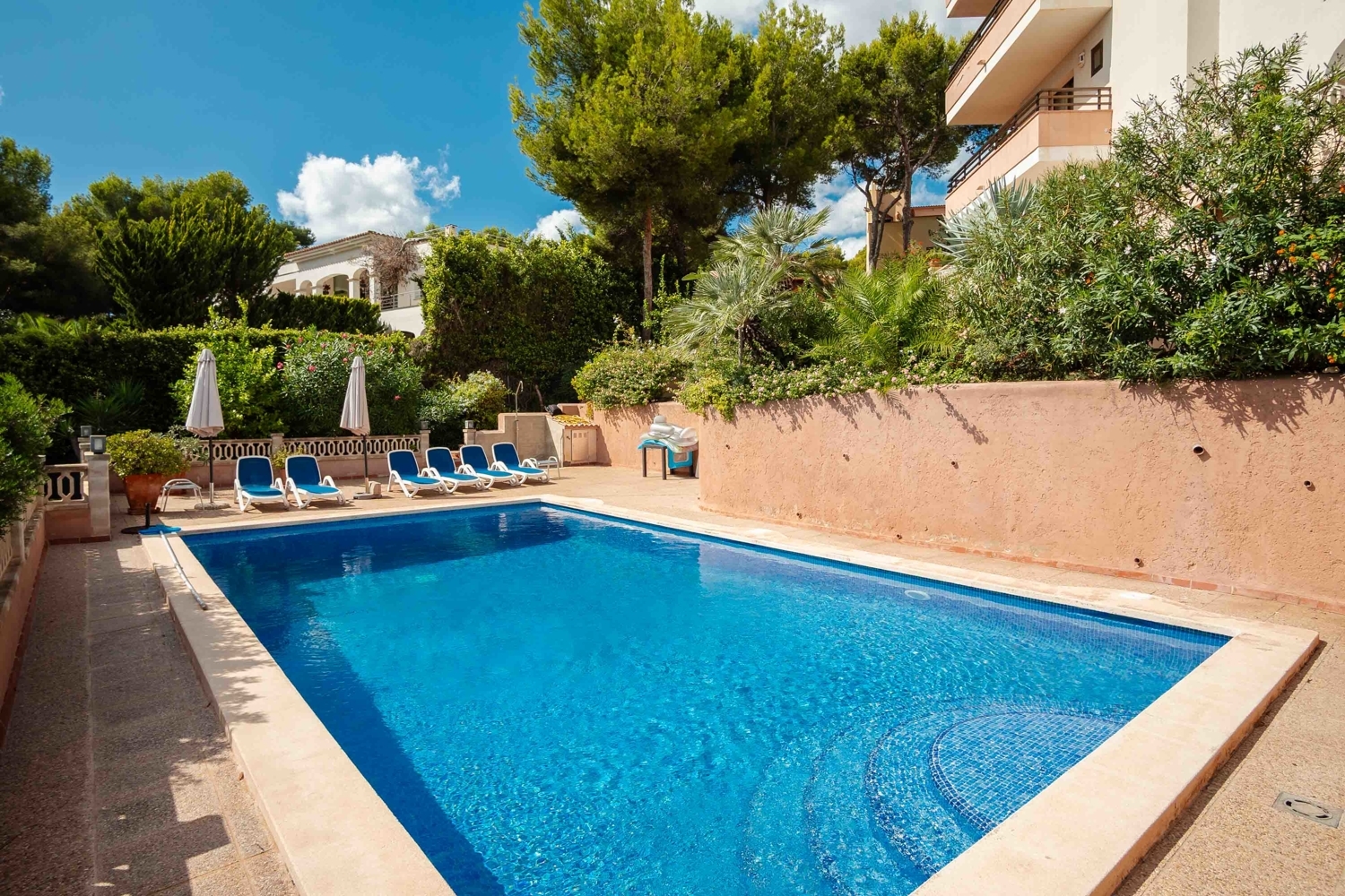 Charming penthouse with sea views and community pool in Cala Vinyes