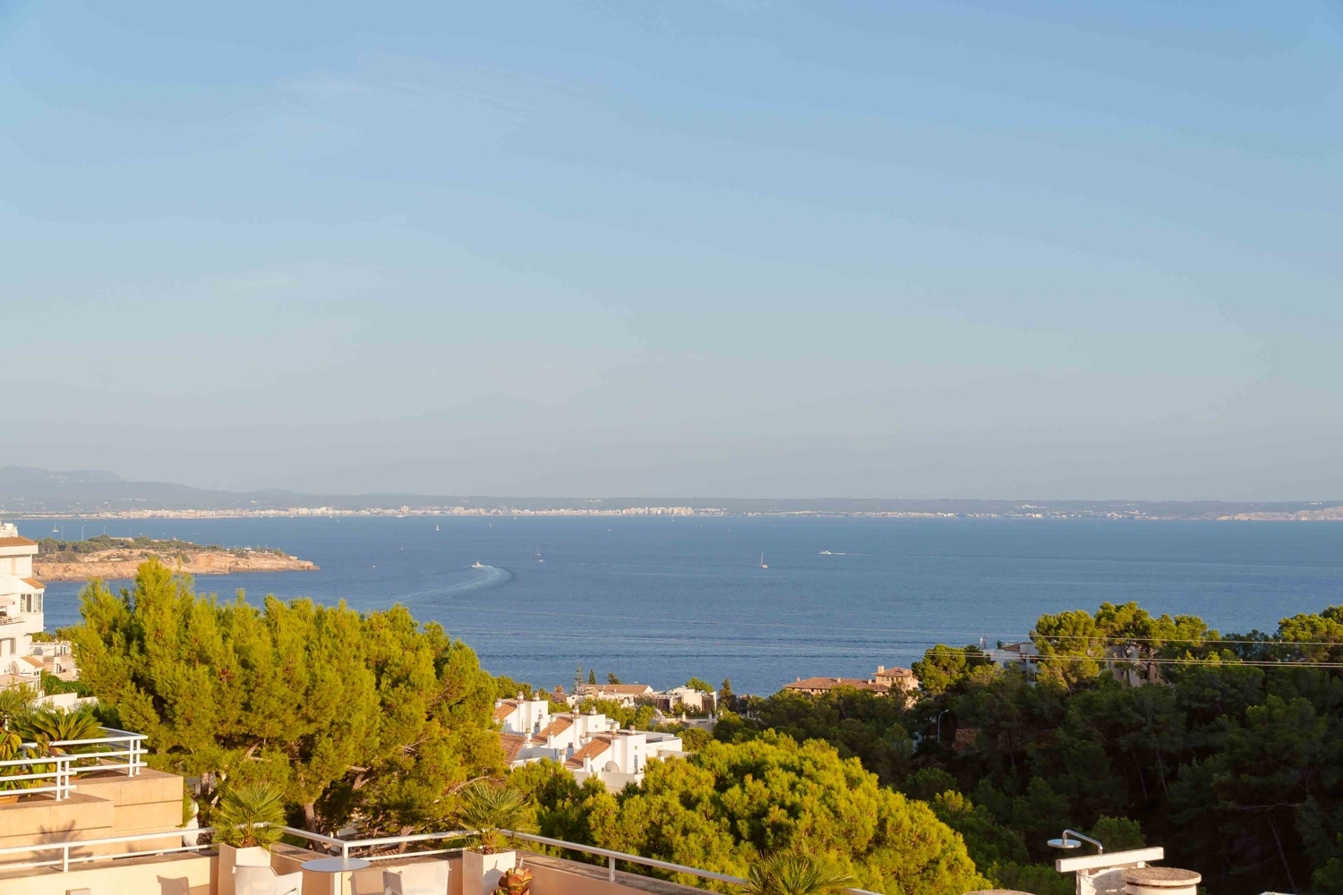 Elegante apartamento con vistas panorámicas al mar en Cas Catalá