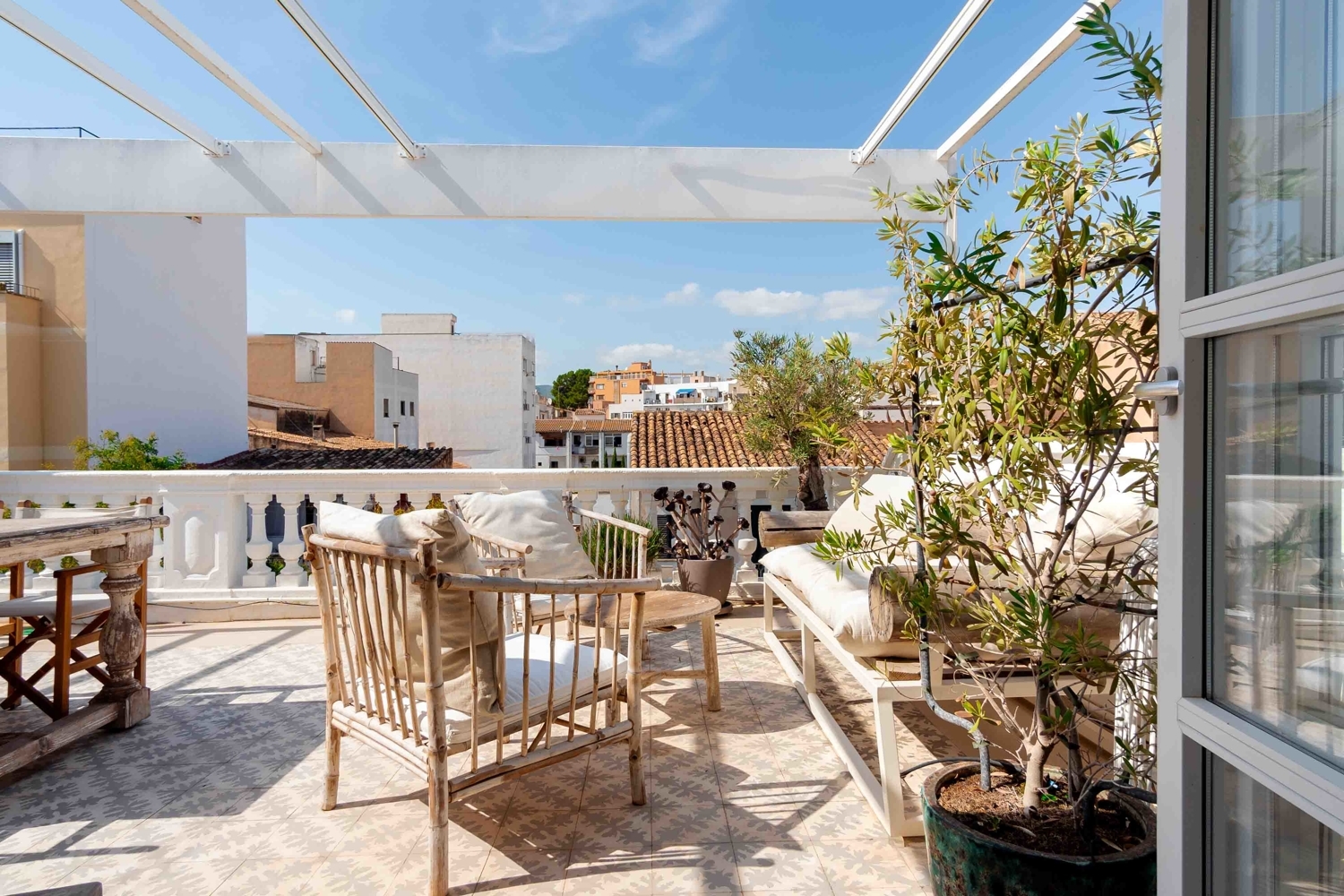 PENTHOUSE WITH LARGE ROOFTOP TERRACE IN THE HEART OF SANTA CATALINA