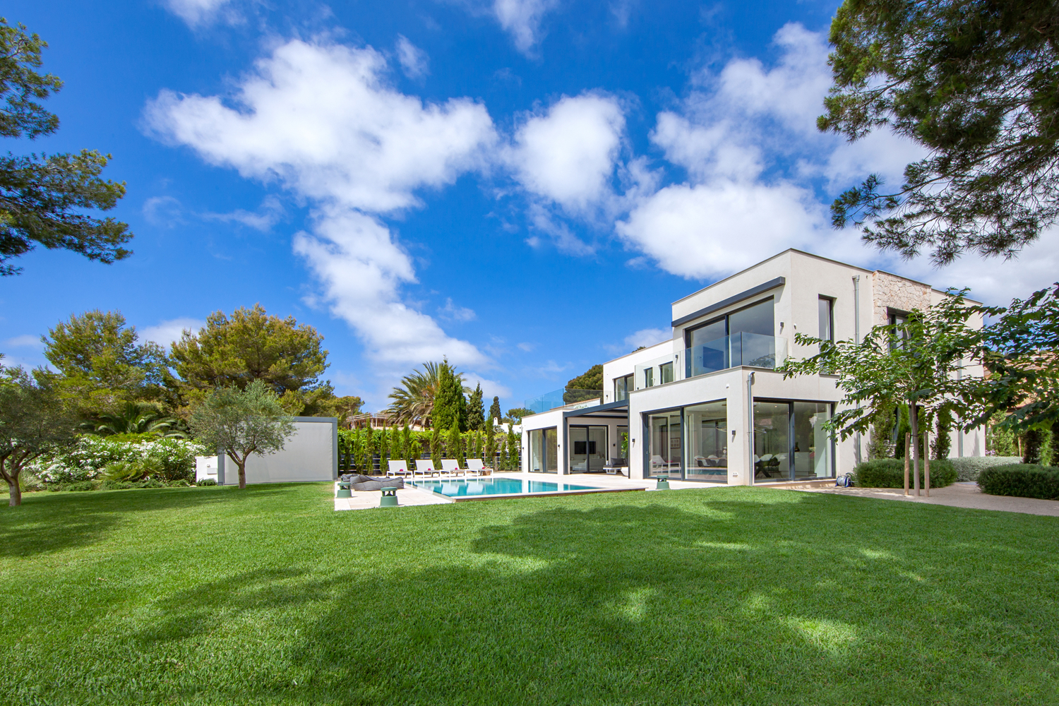 Atemberaubende moderne Villa in Sol de Mallorca mit Pool und Gästeapartment