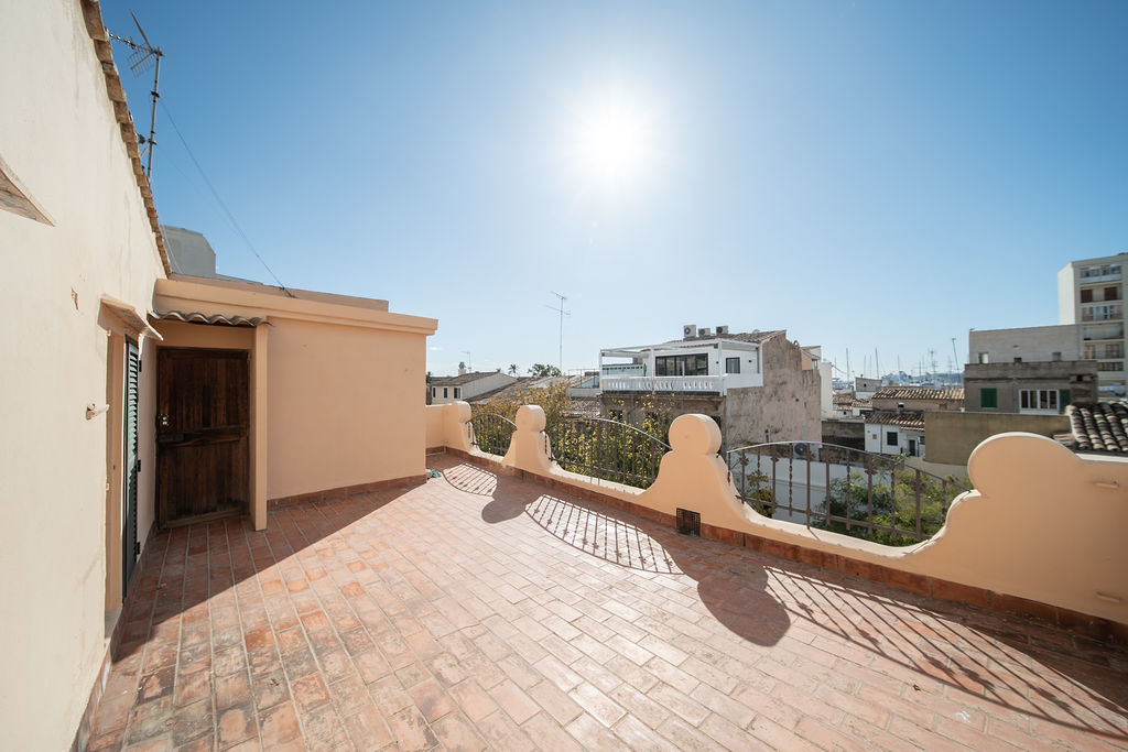 Apartamento renovado con estilo moderno en Santa Catalina con patio-terraza privado