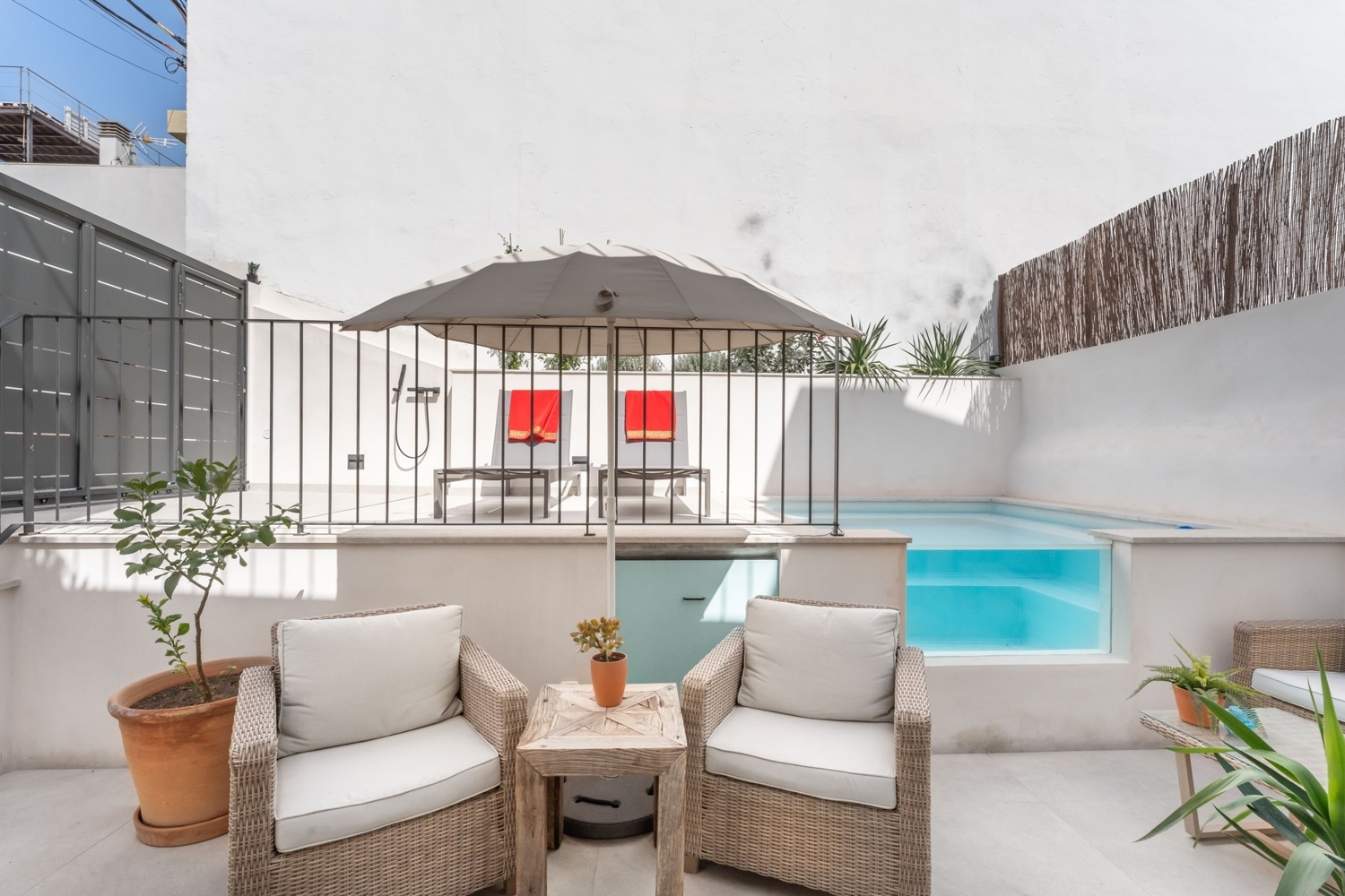 Charmantes Stadthaus komplett renoviert mit privatem Pool und Terrassen in Cala Gamba