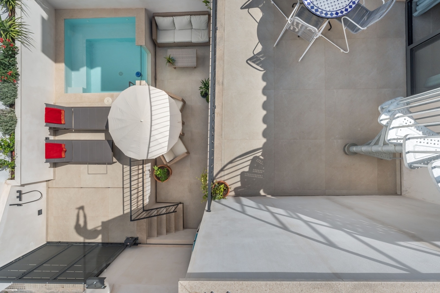 Charmantes Stadthaus komplett renoviert mit privatem Pool und Terrassen in Cala Gamba