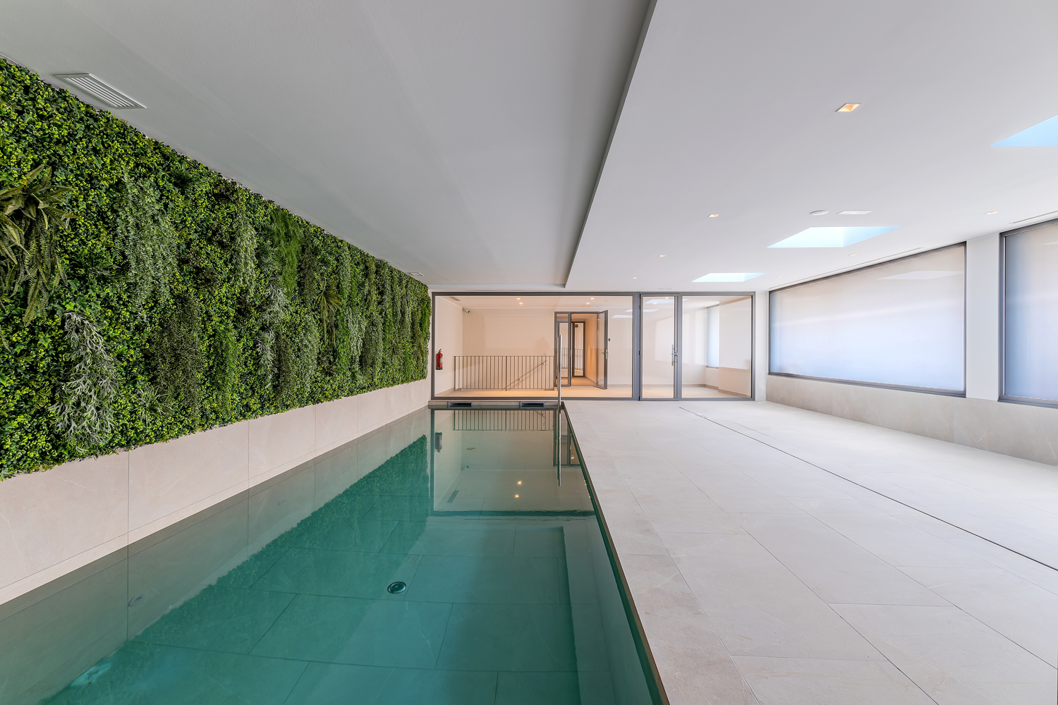 NEW LUXURY DEVELOPMENT FIRST LINE WITH ROOF TOP TERRACE AND PRIVATE POOL IN PALMA