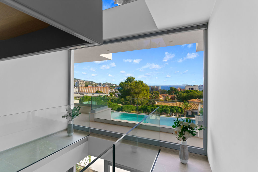 Moderne Villa mit Pool und Panoramablick auf das Meer in Palmanova