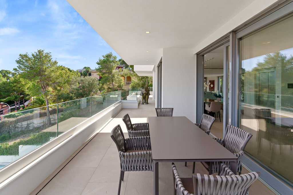 Moderne Villa mit Pool und Panoramablick auf das Meer in Palmanova