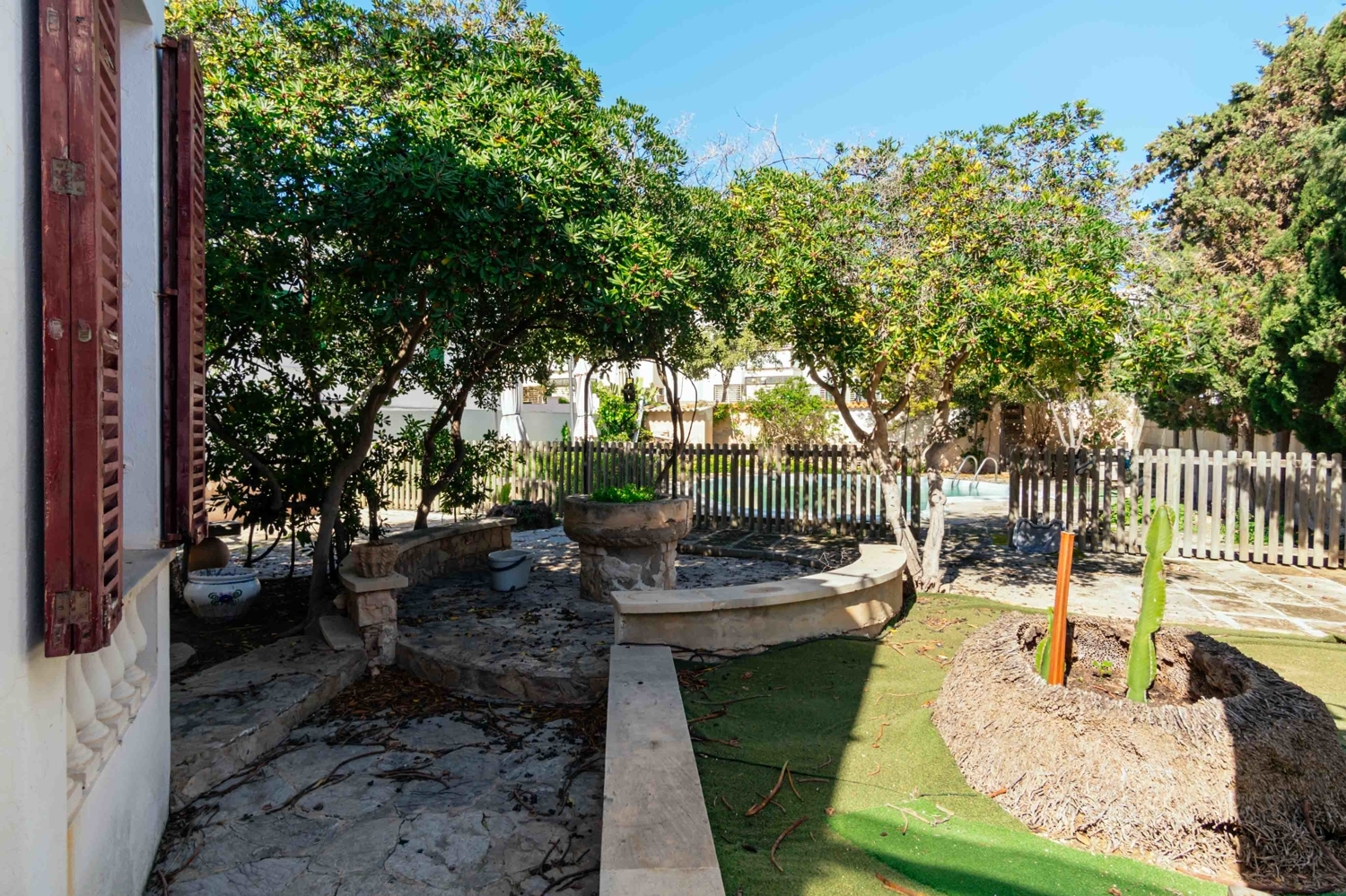 Casa en Cala Gamba, primera línea con jardín y piscina,