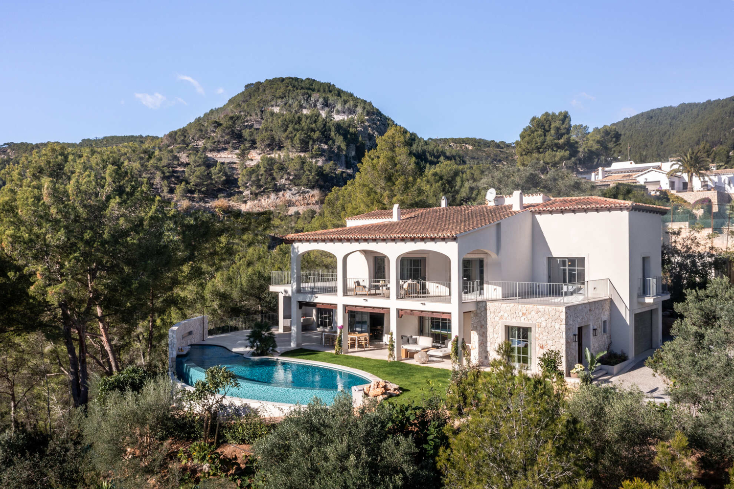 Exquisite neu gebaute mediterrane Villa mit Meerblick