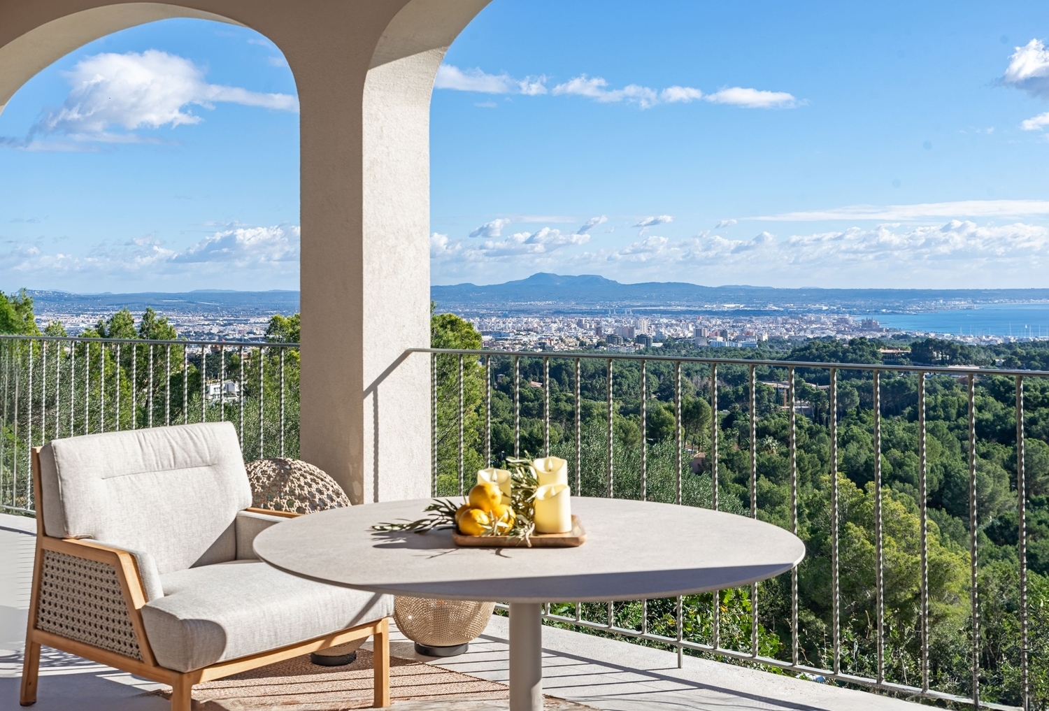Exquisite neu gebaute mediterrane Villa mit Meerblick
