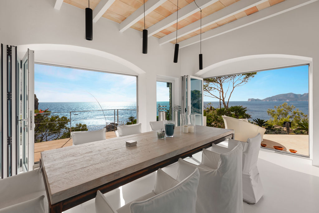 Elegante Villa mit Pool und Meerblick in La Mola