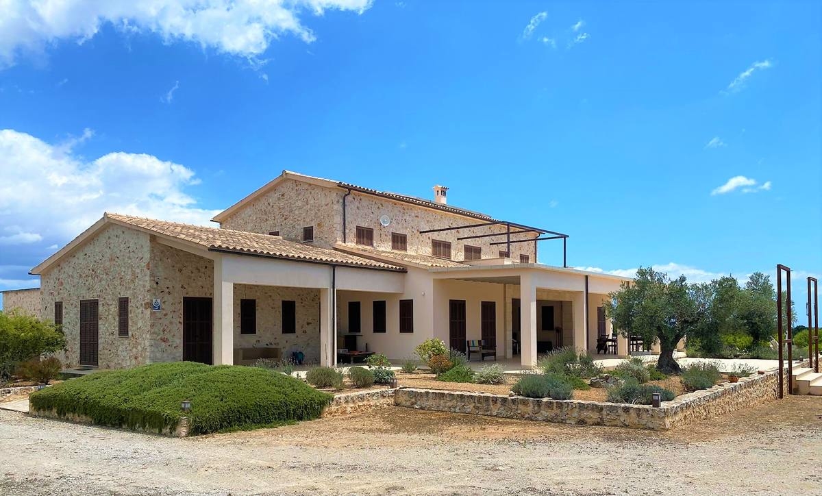 TOP-QUALITY FINCA WITH PANORAMIC VIEWS IN PORRERES