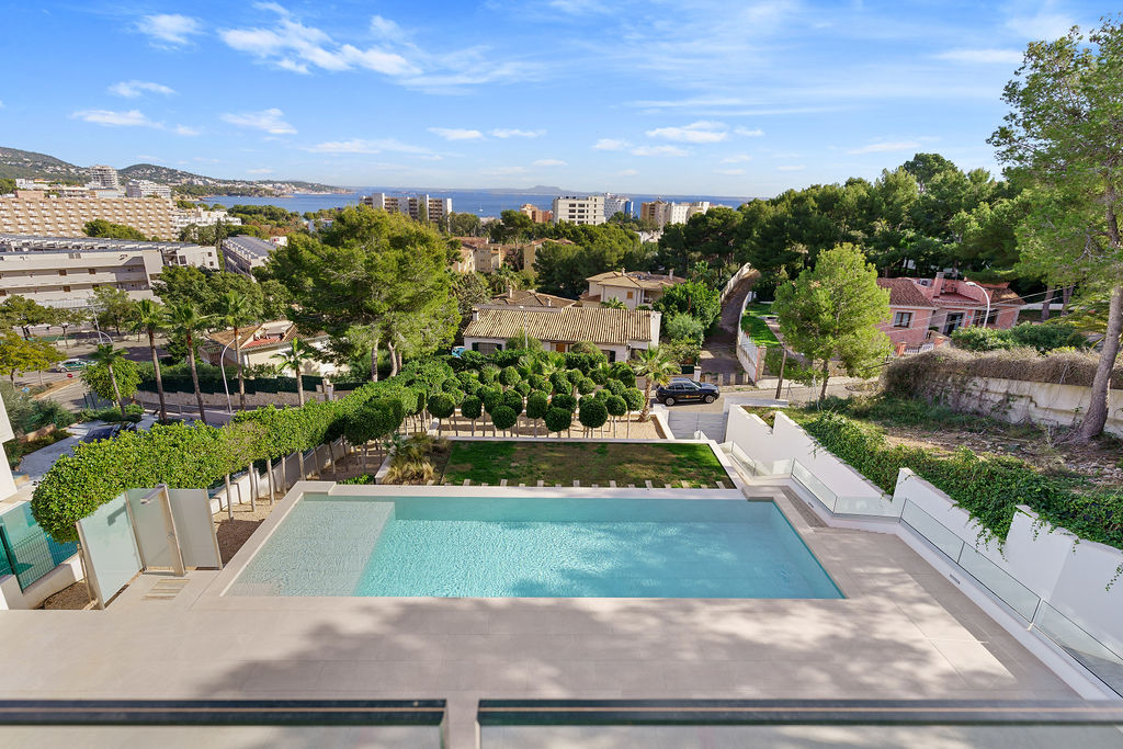 Villa contemporánea con piscina y vistas panorámicas al mar en Palmanova