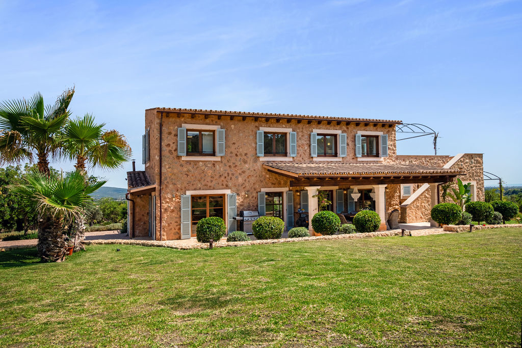 Charming Finca with a large plot and stunnning views