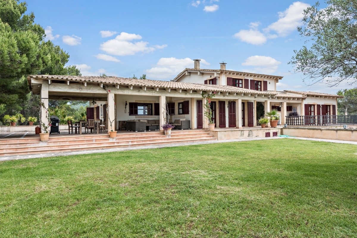 IMPRESSIVE PROPERTY IN THE MIDDLE OF NATURE IN ESTABLIMENTS